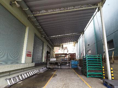 倉庫内から、海上コンテナへ直接乗り入れが可能なホームを設置しており、荒天時にも安心です。