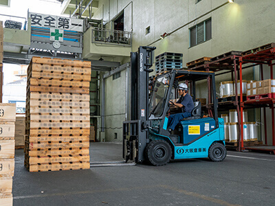 熟練のスタッフがお客様の荷物を大切に取り扱います。
