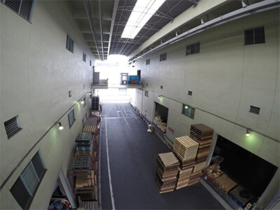 中央に吹き抜けのある大きな倉庫です。