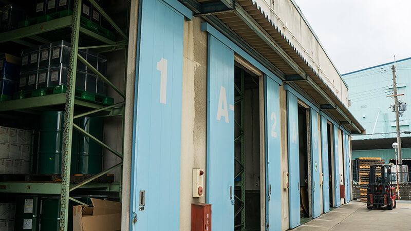 内陸の危険物倉庫