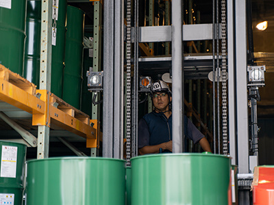 固定ラックからは横方向の動作が可能なフォークリフトで荷物を商品を出し入れします。